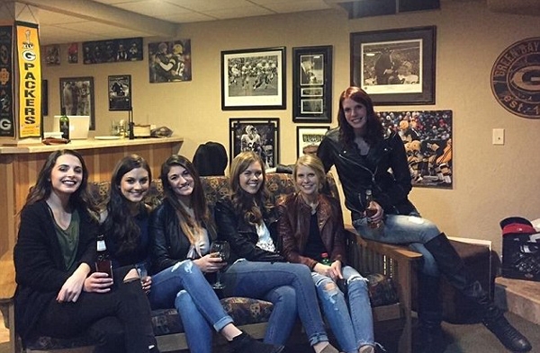 六位美女合照只有五双腿:到底谁的腿少了?