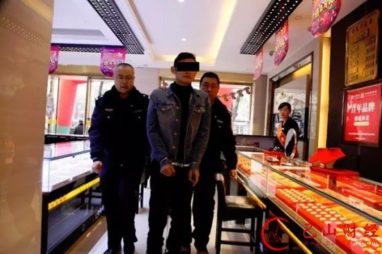 粗暴!男子打赏女主播欠15万抢劫金店