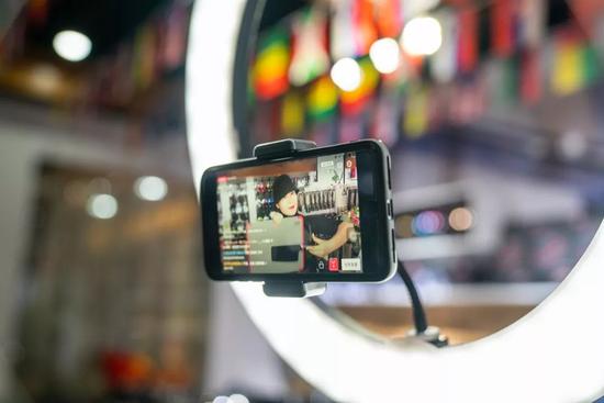 董明珠30分钟破亿,其他那些为直播焦虑的人还好吗?