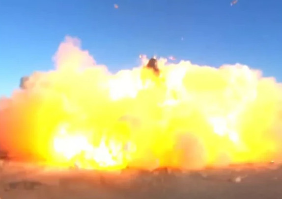 终于成功了!马斯克笑开花,SpaceX星舰万米高空飘下完美着陆