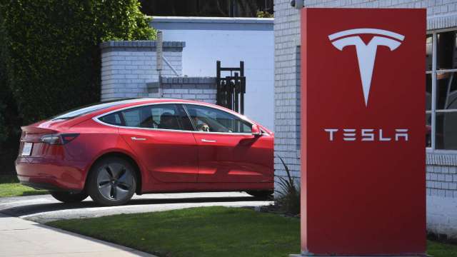 特斯拉硬件降价，软件价格猛涨，这是什么套路