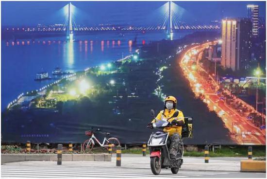 外卖骑手行驶在“危险区”,美团还能继续“缺位”吗?