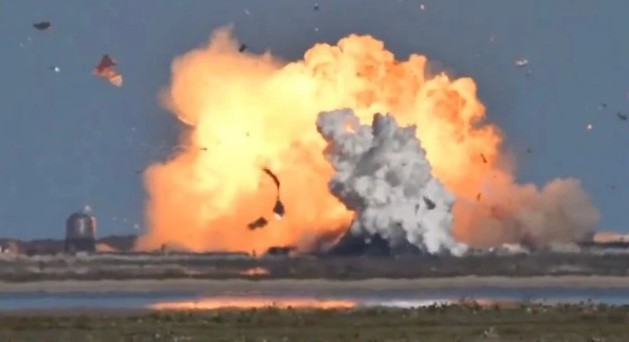 终于成功了!马斯克笑开花,SpaceX星舰万米高空飘下完美着陆